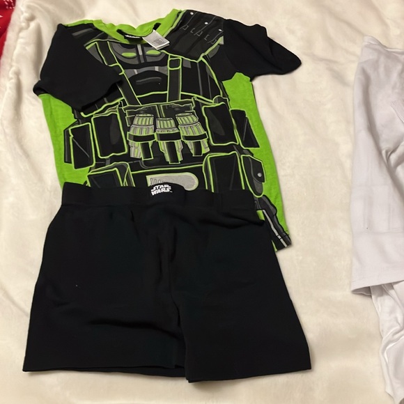 EUC Starwars boys 10 2 pairs of short sleeve + short combo 1 black/1 white - Picture 4 of 5
